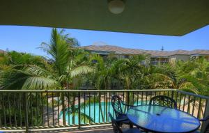 ゴールドコーストにあるBila Vista Kirra Beachside Apartmentsのバルコニー(テーブル、椅子付)、スイミングプールが備わります。 +18枚の写真