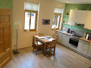 a kitchen with a table and chairs in a room at Ferienwohnung im Kuhstall in Neustadt am Rübenberge