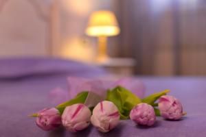 a group of four pink flowers on a bed at B&B La Casa dei Tintori in Florence