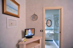 a television sitting on a table in a bathroom at B&B La Casa dei Tintori in Florence