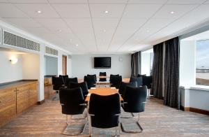 Телевизор и/или развлекательный центр в Leonardo Royal Hotel Brighton Waterfront