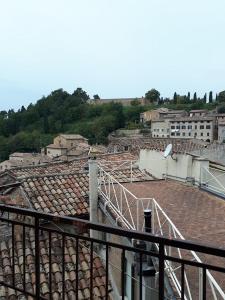 Vue aride d'une ville avec ses bâtiments et ses toits dans l'établissement Porta Maia, à Urbino