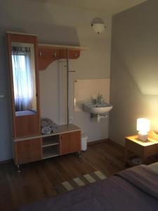Postel nebo postele na pokoji v ubytování Dzirnaviņas