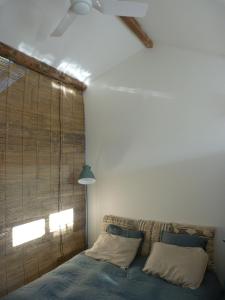 a bedroom with a bed with a large window at La Summer House avec Jardin in Arles