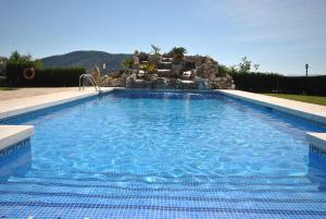 una gran piscina con un tobogán de agua en Cortijo Las Monjas, en Periana
