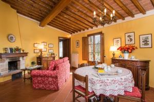 uma sala de estar com uma mesa e uma cadeira em Ormanni nel Chianti Classico em Barberino di Val dʼElsa