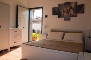 um quarto com uma cama grande e uma janela em B&B Villa Matari em Fontane Bianche