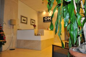 a waiting room with a waiting counter and a plant at Hotel Ocurris Ubrique in Ubrique