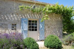 TouffaillesにあるMaison d'hôte Lapiadeの青い扉のある古い石造りの家