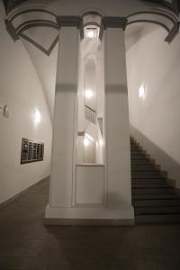 トリノにあるRapanus Suitesの白壁・柱の建物内の階段
