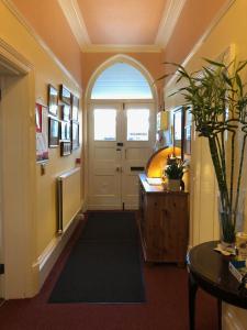 A kitchen or kitchenette at The Burleigh 