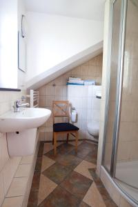 希登西的住宿－Morgensonne，一间带水槽和卫生间的浴室