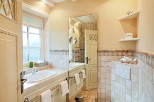 a bathroom with a sink and a mirror at Ferienwohnung Dikstig Rechts in Kampen