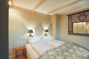 - une chambre avec un grand lit et des draps blancs dans l'établissement Ferienwohnung Dikstig Rechts, à Kampen