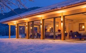 Das Leonhard - Naturparkhotel am Weissensee að vetri til