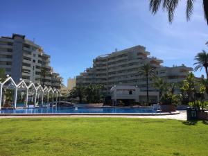 Bazén v ubytování Estudios y Apartamentos Benal Beach nebo v jeho okolí