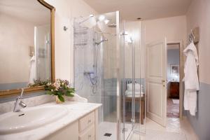 y baño con ducha acristalada y lavamanos. en Villa Fillinelle, en Tavarnelle in Val di Pesa