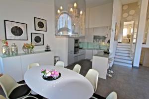 a kitchen and dining room with a white table and chairs at Marina Parque 83 - Clever Details in Vilamoura