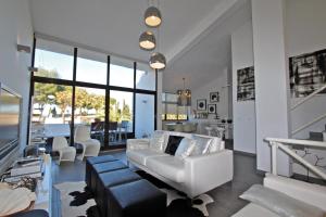 ヴィラモウラにあるMarina Parque 83 - Clever Detailsのリビングルーム(白いソファ、椅子付)