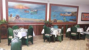 Restoran või mõni muu söögikoht majutusasutuses Ngandu at Sea