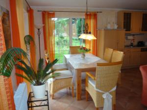 cocina y comedor con mesa y planta en Ferienhaus Vogtlandresidenz, en Auerbach