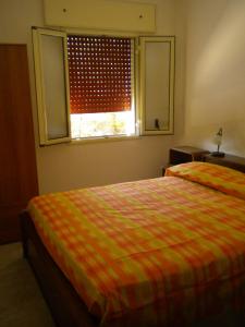 トッレ・スペッキア・ルッジェーリにあるVillino Laylaのベッドルーム(ベッド1台、窓付)