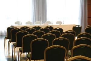 a conference room with a table and chairs at Hotel Albufera in Alfafar
