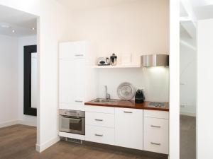 
A kitchen or kitchenette at Urban Lodging City Apartment
