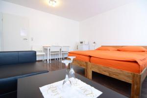 Zimmer mit einem Bett und einem Tisch mit einem Glas Wein in der Unterkunft Private rooms next to subway in Nürnberg