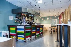 um restaurante com um bar colorido num quarto em Hotel Villa del Son em Porto do Son