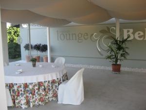 une chambre avec une table, des chaises et un panneau indiquant le salon dans l'établissement Hotel Colegiata, à Santillana del Mar
