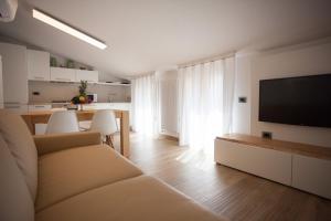 キオッジャにあるResidence Torinoのリビングルーム(ソファ、薄型テレビ付)