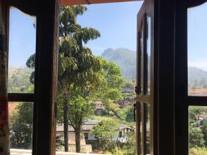 ハットンにあるDuke's Nose Holiday Bungalowの木が見える開いた窓 +29枚の写真