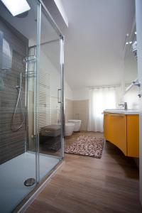 キオッジャにあるResidence Torinoのバスルーム(シャワー、シンク、バスタブ付)