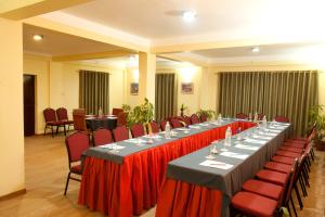 una sala de reuniones con una mesa larga con mantel rojo en Royal Astoria Hotel, en Katmandú