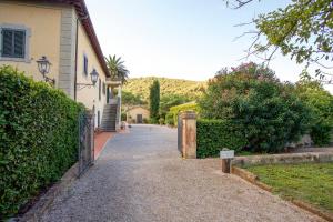 A garden outside Bilo Sant'Anna con vista piscina