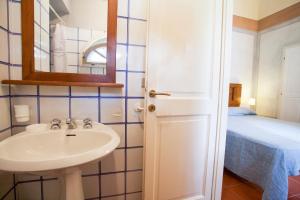 A bathroom at Bilo Sant'Anna con vista piscina