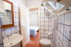 A bathroom at Bilo Sant'Anna con vista piscina Még 16 kép