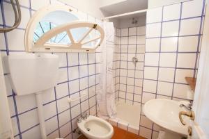 A bathroom at Bilo Sant'Anna con vista piscina