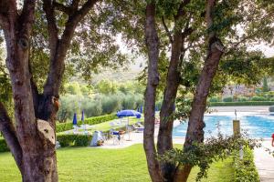 A garden outside Bilo Sant'Anna con vista piscina