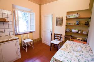 A kitchen or kitchenette at Bilo Sant'Anna con vista piscina