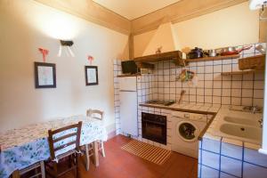 A kitchen or kitchenette at Bilo Sant'Anna con vista piscina