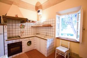 A kitchen or kitchenette at Bilo Sant'Anna con vista piscina