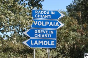 LamoleにあるAntica Torre nel Cuore del Chiantiの青い七路標識の看板