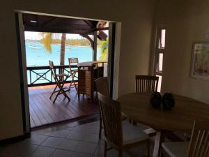 Un comedor con mesa y vista al mar. en Grand Baie Seaview Penthouse, en Grand Baie