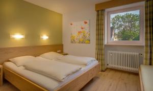 Postel nebo postele na pokoji v ubytování Hotel Gasthof zur Post