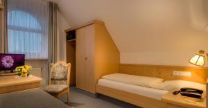 Postel nebo postele na pokoji v ubytování Hotel Gasthof zur Post