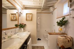 タヴァルネッレ・ヴァル・ディ・ペーザにあるVilla Fillinelleの白いバスルーム(洗面台2台、トイレ付)