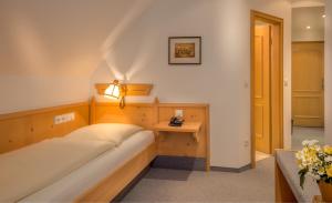 Postel nebo postele na pokoji v ubytování Hotel Gasthof zur Post