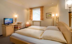 Postel nebo postele na pokoji v ubytování Hotel Gasthof zur Post